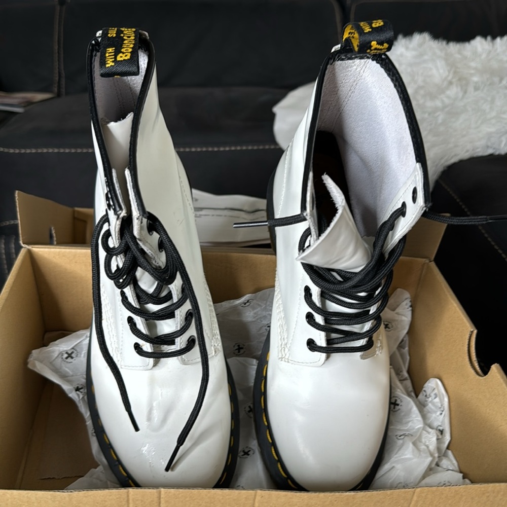 Dr. Marten Combat - THE ORIGINAL. STILL NEW! 1460 SMOOTH LEATHER LACE UP BOOTS - Picture 11 of 17